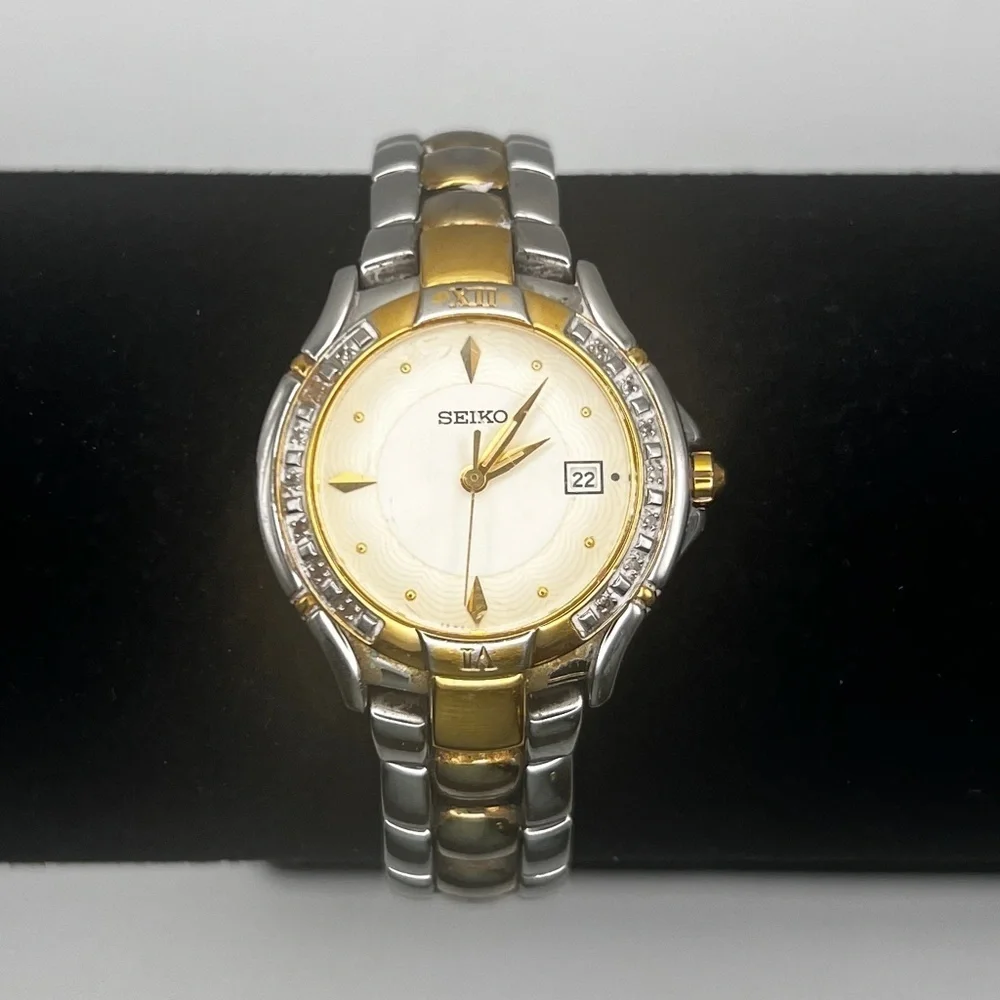 Seiko Vintage Saphire Crystal Round Silver Gold tones Ladies Watch Working